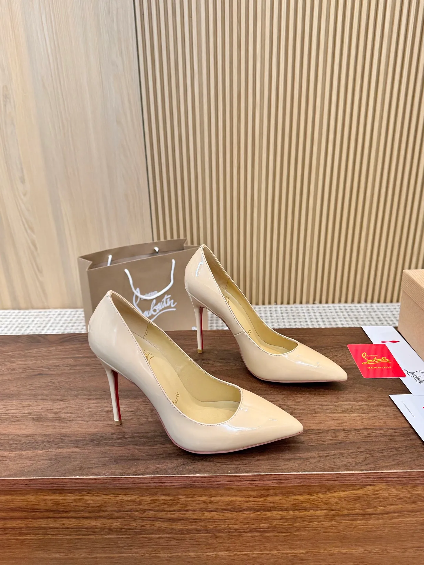 👟👟Ex-factory price 440👟👟 Genuine leather sole +40 Year-round shipment💝Christian Louboutin CL👠 Classic "💎Cow Patent Leather💎 Series" noble and luxurious, real blingbling👟👟 Real materials, all customized by the pattern maker, and the materials are made of original customized materials to achieve the taste of the original 6 color options💍 Upper: Imported 👉cow patent leather💪 Lining: Sheepskin foot pad/lining Size: 34-40.41.42 Heel height: 10.5cm and 8.5cm two options Leather sole Rubber sole